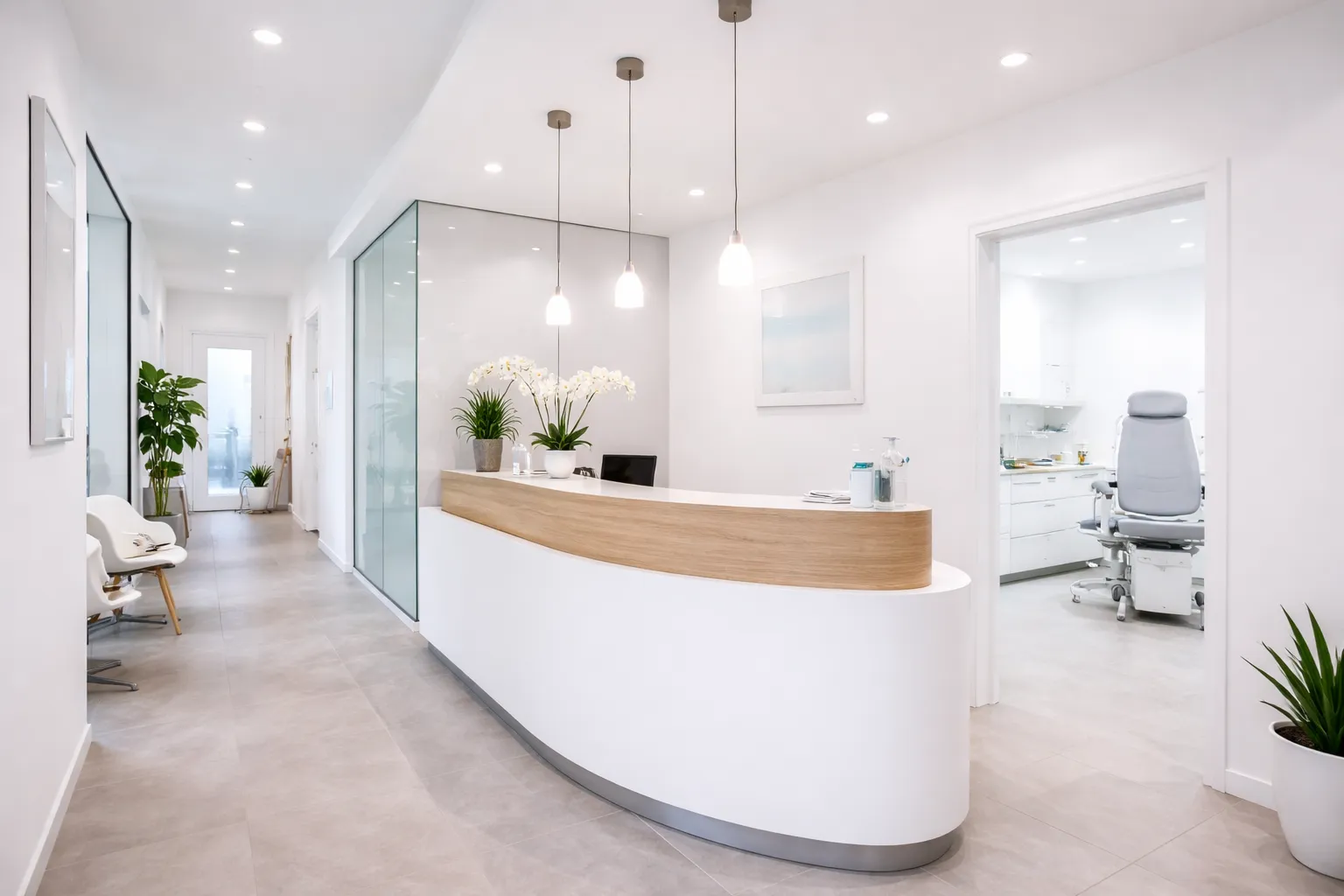 Moderne Anwaltskanzlei mit aufgeräumtem Besprechungsraum und gepflegtem Arbeitsbereich in Köln