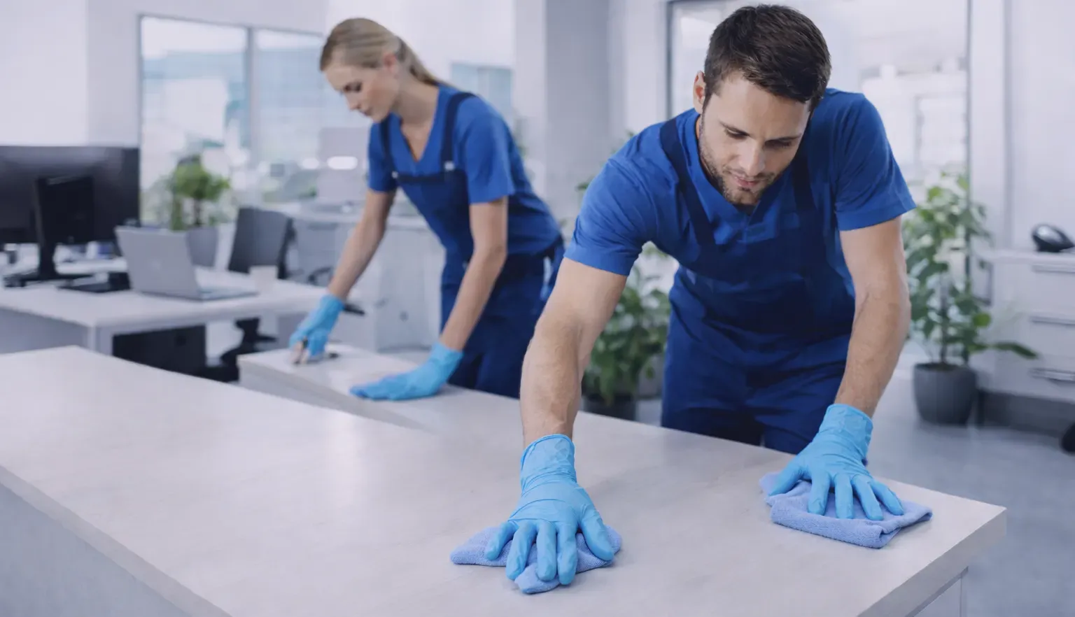 Professionelle Gebäudereinigung Köln – Reinigungskraft im Büro bei der Unterhaltsreinigung
